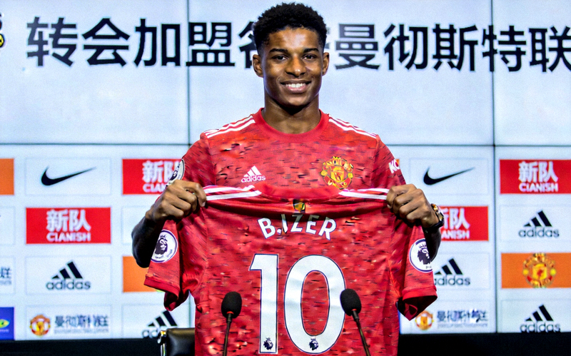 足球转会新闻图片 - 球员手持新球队球衣