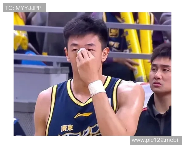 广东山西男篮冲突判例解析：迪亚洛抬肘撞翻李文昊判防守犯规